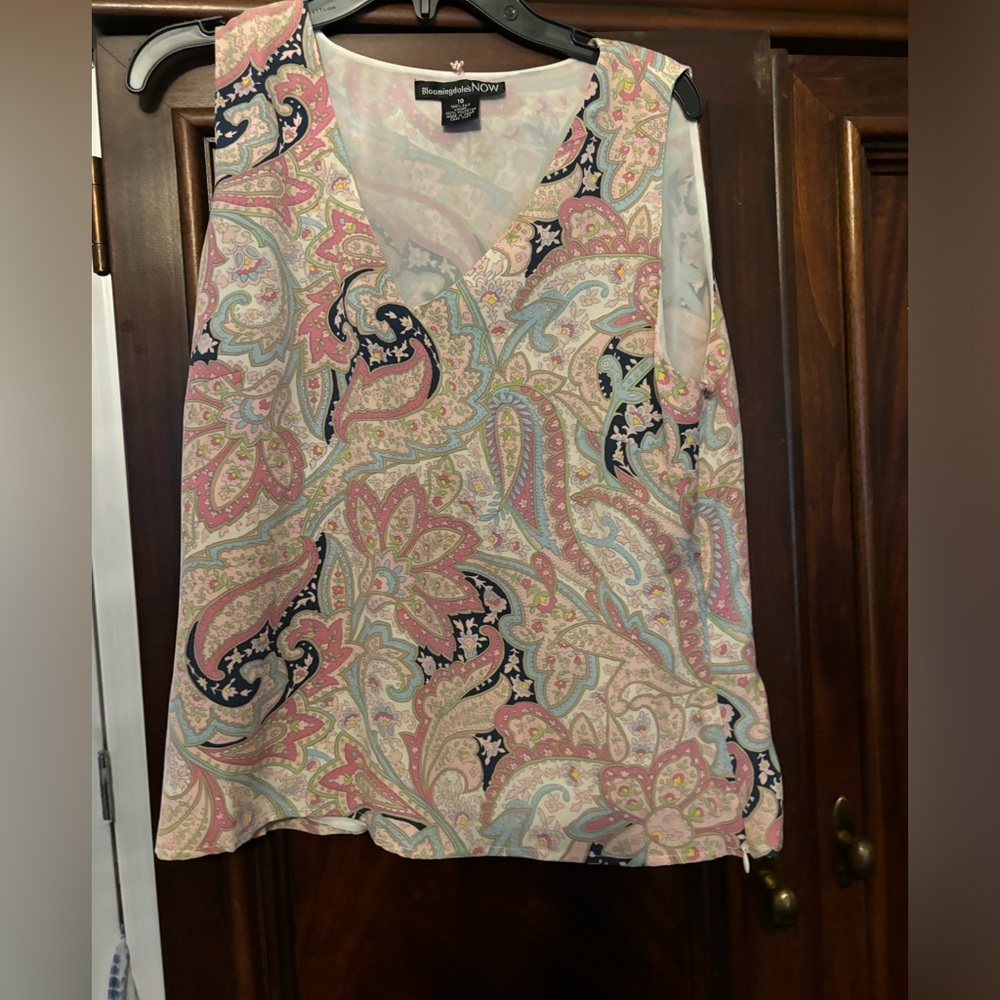 Bloomingdale’s Now sleeveless women's chiffon blouse.  New